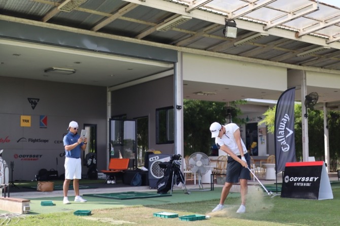 놋이 지도하는 선수의 동영상 촬영을 하고 있다.