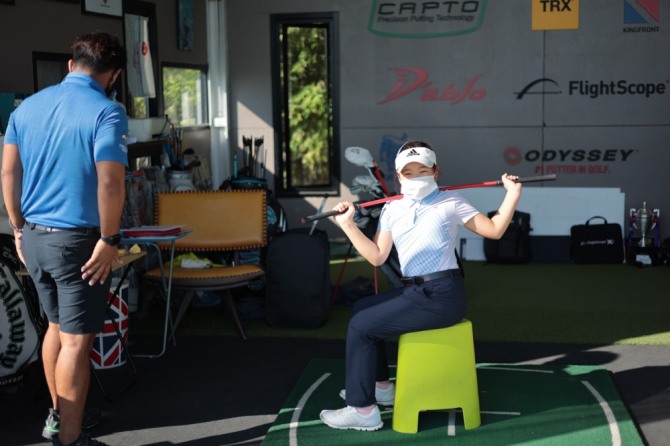 골프아카데미에서 지도하는 선수의 스윙을 분석하고 있다.