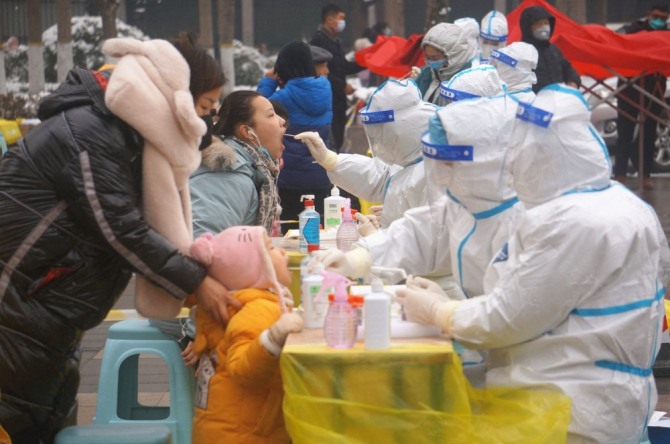 정저우 시민들이 코로나19 검사를 받고 있는 모습. 사진=로이터