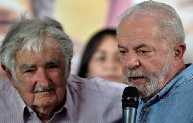 브라질 역사상 첫 3선 대통령에 당선된 룰라(오른쪽).
