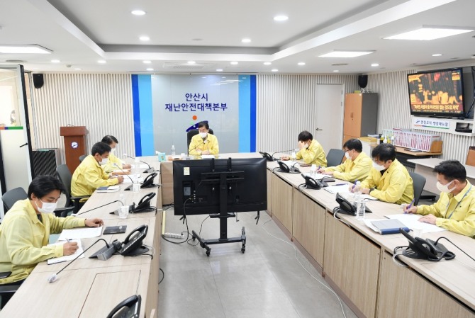 이민근 안산시장은 지난 30일 ‘이태원 핼러윈 참사’와 관련해 긴급 상황판단회의를 주재하고 이번 사고가 수습될 때까지 재난안전대책본부를 가동해 시민 피해자 파악과 후속조치에 만전을 기할 것을 당부했다. 사진=안산시