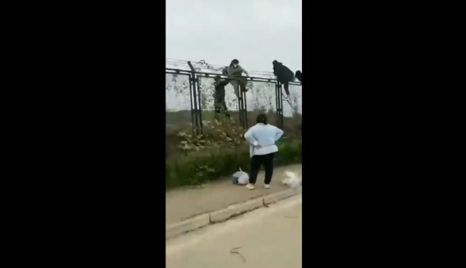 중국 허난성 정저우 소재 폭스콘 아이폰 조립공장 근로자들이 공장 담을 넘어 이탈하는 모습이라며 소셜미디어를 통해 대거 전파되고 있는 장면. 사진=트위터