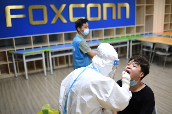 보호복을 입은 중국 의료진이 정저우 폭스콘 공장에서 코로나19 검사를 위해 검체를 채취하고 있다. 사진=로이터