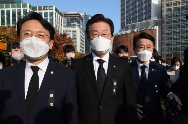 이재명 더불어민주당 대표와 박홍근 원내대표가 1일 오후 서울시청 앞 서울광장에 마련된 이태원 사고 사망자 합동분향소에서 헌화를 마친 뒤 광장을 나서고 있다. 사진=뉴시스