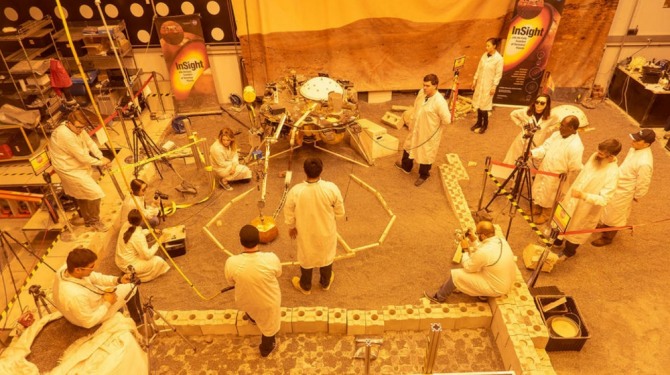 나사 연구원들이 인사이트의 복제품 포어사이트를 통해 화성과 똑같은 상황을 시뮬레이션한다. 사진=NASA
