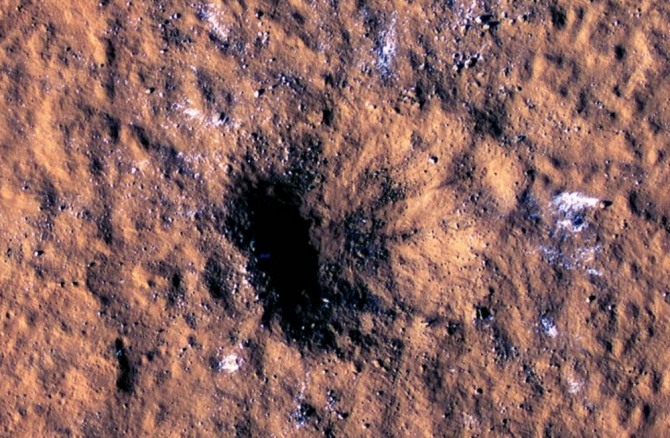 인사이트가 기록한, 화성에 충돌한 유성의 흔적. 주변에 얼음이 보인다. 사진=NASA