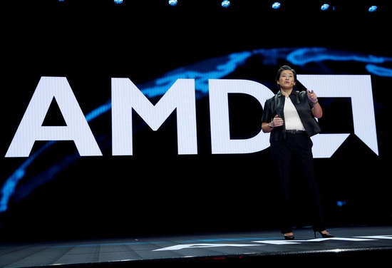 지난 2019년 리사 수 AMD 최고경영자(CEO)로고 앞에서 연설하고 있다.사진=로이터 