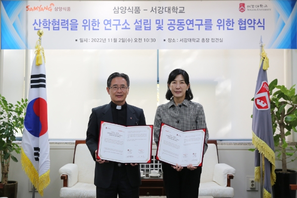 지난 2일 열린 산학협력을 위한 연구소 설립 및 공동연구를 위한 협약식에서 김정수 삼양식품 부회장(오른쪽)과 심종혁 서강대학교 총장이 기념 촬영을 하고 있다. 사진=삼양식품