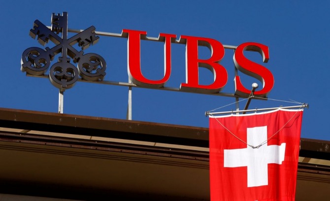 스위스 취리히, 스위스은행인 UBS 로고에 걸린 스위스 국기(사진=로이터)