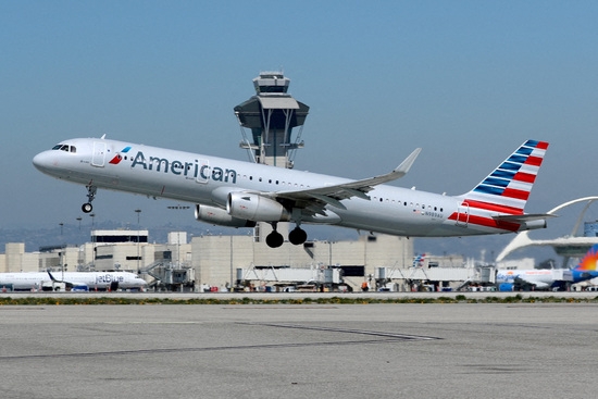 아메리칸항공 에어버스 A321 비행기가 이륙하는 모습. 사진=로이터