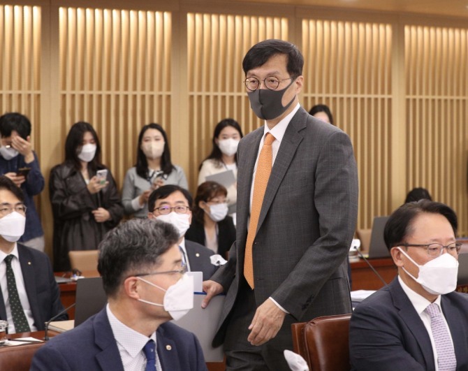 이창용 한국은행 총재가 지난달 12일 서울 중구 한국은행에서 열린 금융통화위원회 정기회의에 참석하고 있다. 사진=연합뉴스