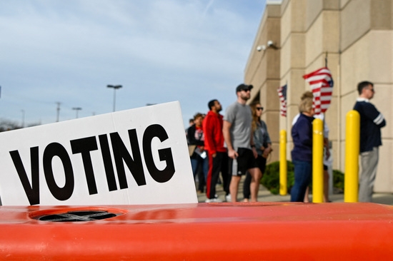 5일(현지 시각) 미국 오하이오주 콜럼버스의 프랭클린 카운티 선거관리위원회에서 주민들이 2022년 중간선거 투표를 위해 줄을 서서 기다리고 있다.사진=로이터