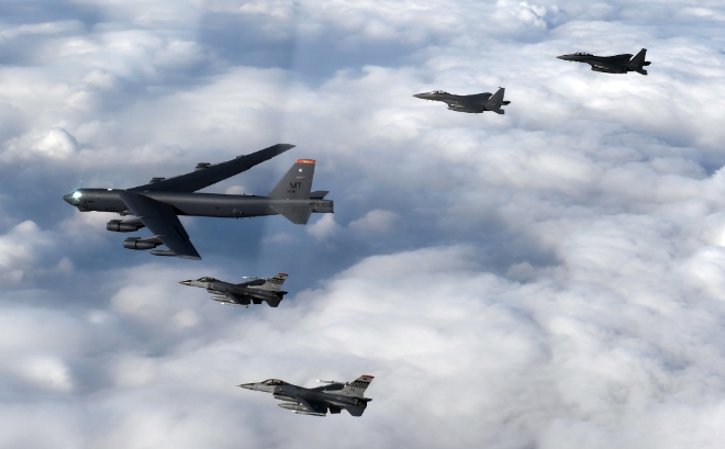 핵 미사일로 무장한 미국의 전략무기 ‘B-52’ 장거리 폭격기가 지난 2016년 1월10일 경기도 오산 상공을 우리군 F-15K와 미 공군 F-16 전투기의 호위를 받으며 저공비행 하고 있다. 사진=공군
