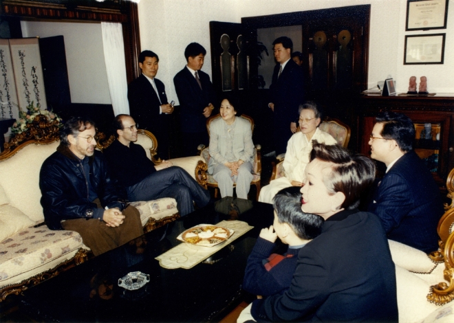 CJ그룹 이재현 회장의 어머니인 故손복남 고문(앉아있는 이들 중 왼쪽에서 세 번째)이)이 1995년 드림웍스 공동 창업자인 스티븐 스필버그와 제프리 카젠버그를 집으로 초청해 환담하고 있다. 중앙 오른쪽부터 고 박두을 여사, CJ 이재현 회장, 이미경 부회장이 보인다. 사진=CJ그룹