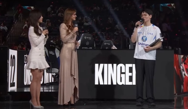 DRX의 탑 라이너 '킹겐' 황성훈(오른쪽)이 2022 LOL 월드 챔피언십 결승전 MVP로 선정돼 인터뷰를 하고 있다. 사진=LOL e스포츠 공식 유튜브