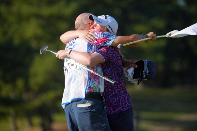 LPGA투어에서 첫 우승한 뒤 캐디와 포옹하는 젬마 드라이버그. 사진=LPGA
