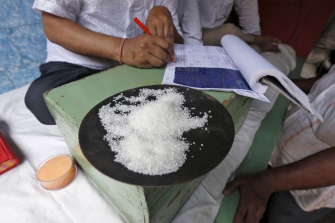 인도 도매상 테이블 위에 놓인 설탕 결정체. 사진=로이터