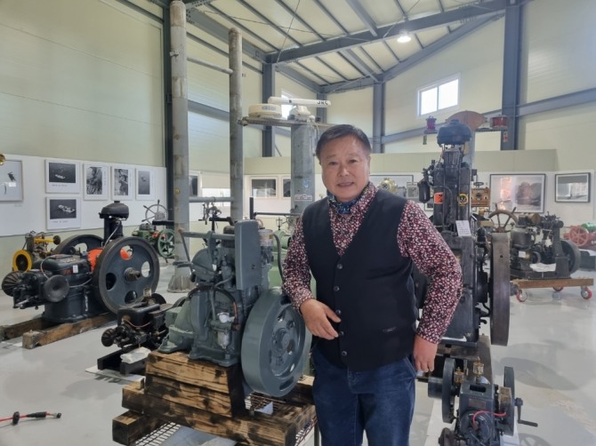 영국, 유럽, 일본의 발동기를 구하고 한국의 발동기와 함께 전시회를 열고 있는 고원재 블루카이로스 사장이 전시장에서 포즈를 취하고 있다.
