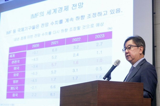 조동철 KDI 교수가 7일 전경련회관 컨퍼런스센터에서 열린 '2023년 경제·산업 전망 세미나'에 참석해 주제발표를 하고 있는 모습. 사진=전경련