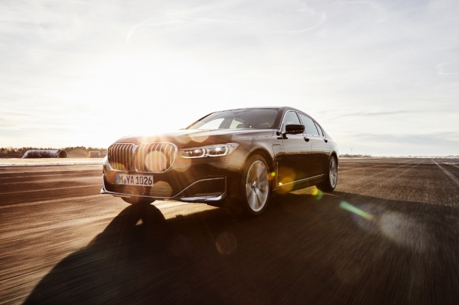 BMW 745 Le가 주행하고 있다.     사진=BMW