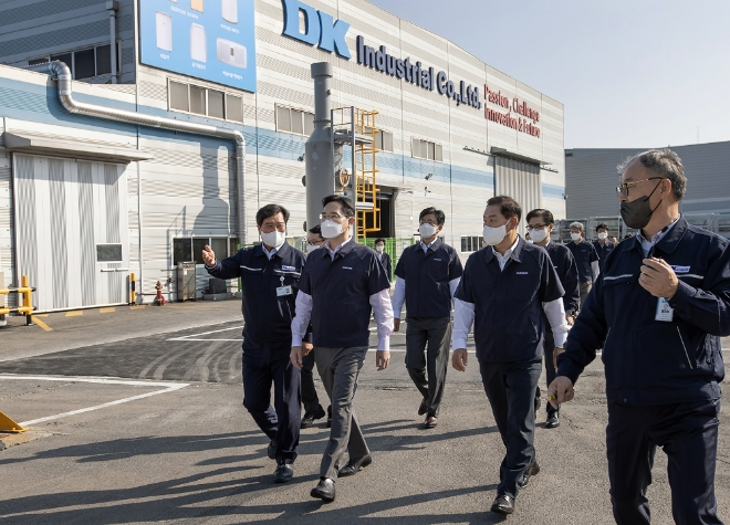 지난달 28일 이재용 삼성전자 회장이 광주광역시에 위치한 삼성전자 협력회사 '디케이'를 방문하고 있다. 사진=삼성전자