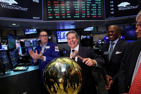 조나단 스타인버그 와이즈돔트리 최고경영자(CEO)가 뉴욕증권거래소(NYSE)에서 상장을 축하하기 위해 종을 울리고 있다. 사진=로이터