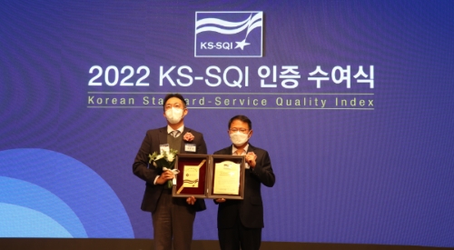 김무성 롯데시네마 마케팅부문장(왼쪽)과 강명수 한국표준협회 회장. 사진=롯데시네마