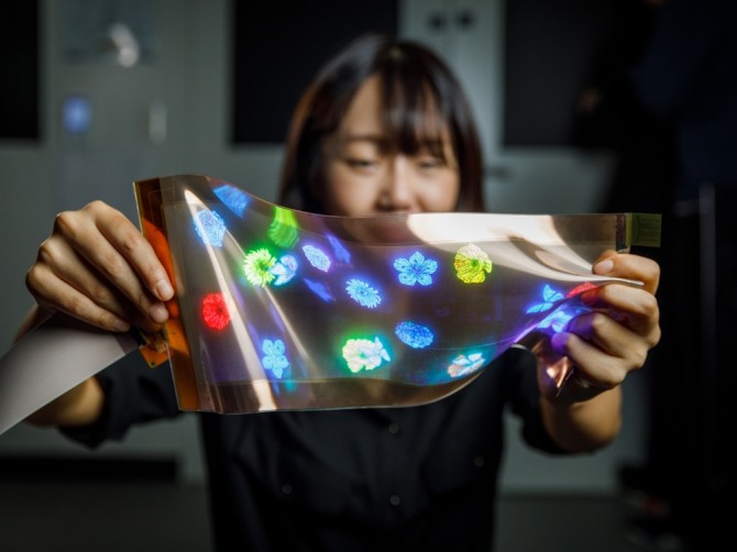 LG Display developed the world’s first stretchable display. Photo=LG Display