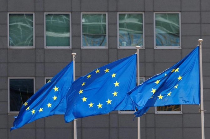 벨기에 브뤼셀 EU집행위원회 본부 건물 앞 펄럭이는 EU 국기. 사진=로이터