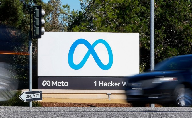 2021년 10월 28일 미 캘리포니아주 멘로파크의 메타 본사에 붙어 있는 회사 로고 앞을 자동차 1대가 지나가고 있다. 사진=뉴시스