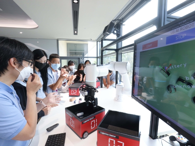 서울 마곡에 위치한 LG디스커버리랩 서울에서 학생들이 시각지능을 활용해 사물을 분류하는 로봇의 원리에 대해 학습하고 있다. 사진=LG
