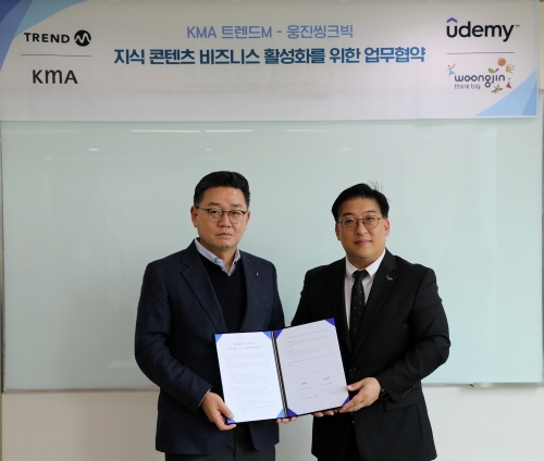 김병현 KMA 최고운영책임자 상무(사진 좌)와 박민규 웅진씽크빅 유데미사업단장(사진 우)이 MOU 체결 후 기념촬영을 하고 있다. 사진=웅진씽크빅.