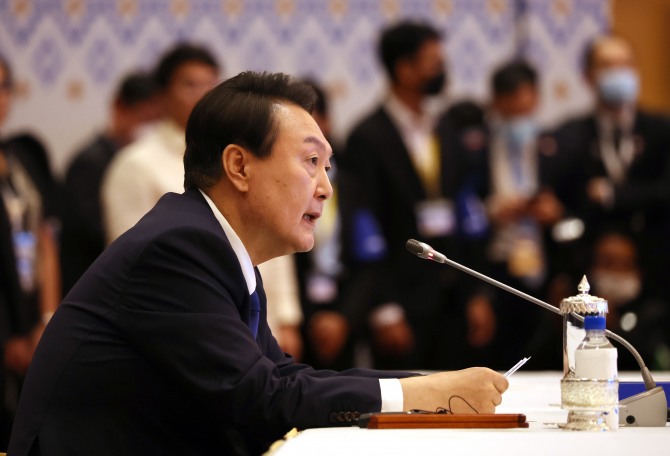 윤석열 대통령이 11일(현지시간) 프놈펜 소카호텔에서 열린 한·아세안 정상회의에서 발언하고 있다. 사진=뉴시스