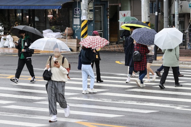 우산 쓴 시민들 모습. 사진=연합뉴스