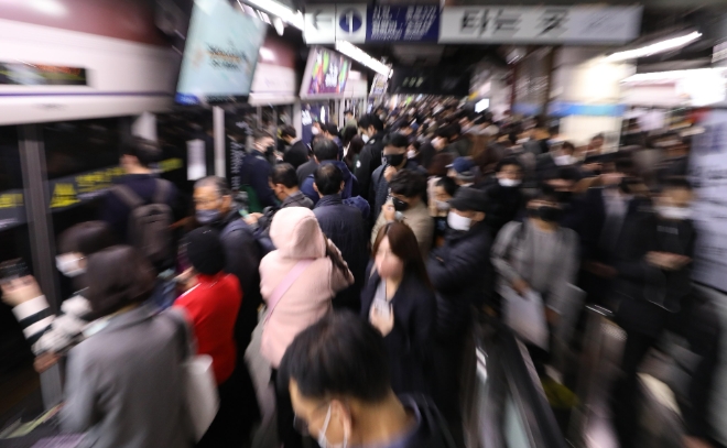 지난 7일 오후 무궁화호 탈선사고 여파로 1호선 상하선 전동열차가 서행 운행하며 퇴근길 1호선 서울역 지하철 승강장이 혼잡한 모습을 보이고 있다. 사진=뉴시스