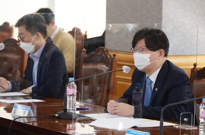 Financial Services Commission made the decision at a meeting to check the status of the financial market at the Korea Federation of Banks. Photo=NEWSIS