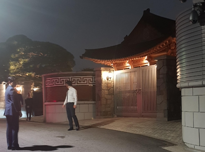 2019년 6월 26일 삼성그룹 영빈관 ‘승지원’에서 이재용 삼성전자 당시 부회장과 정의선 현대차그룹 당시 수석부회장, 최태원 SK그룹 회장, 구광모 LG그룹 회장, 신동빈 롯데그룹 회장 등이 방한 중인 무함마드 빈 살만 사우디아라비아 왕세자와 ‘돌발 간담회’를 갖고 있다. 사진=연합뉴스