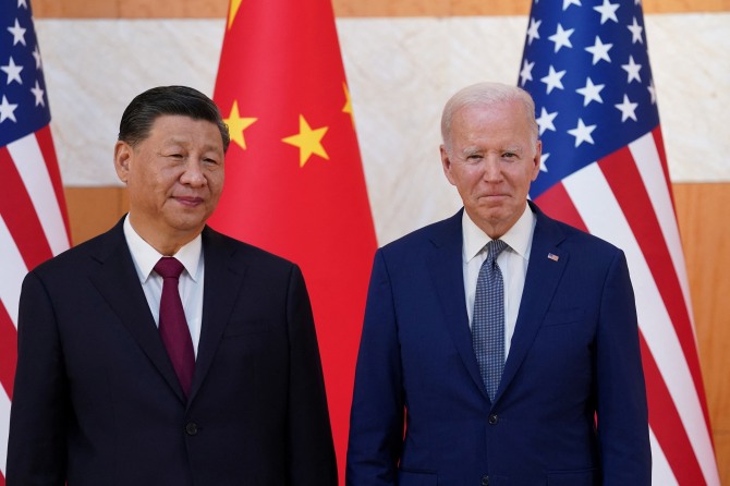조 바이든 미국 대통령(오른쪽)이 지난 11월 14일 인도네시아 발리에서 열린 주요 20개국(G20) 정상회의에서 시진핑 중국 국가주석을 만나고 있다. 사진=로이터