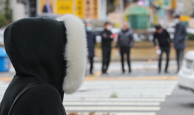 서울 강남구 거리에서 한 시민이 모자를 쓰고 이동하고 있다. 사진=뉴시스