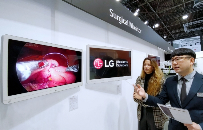 관람객들이 독일 뒤셀도르프에서 14일(현지시간)부터 나흘간 열리는 의료기기 박람회 '메디카(MEDICA 2022)'에서 LG전자 의료용 모니터 가운데 최초로 미니 LED를 적용한 수술용 모니터 신제품을 체험하고 있다. 사진=LG전자