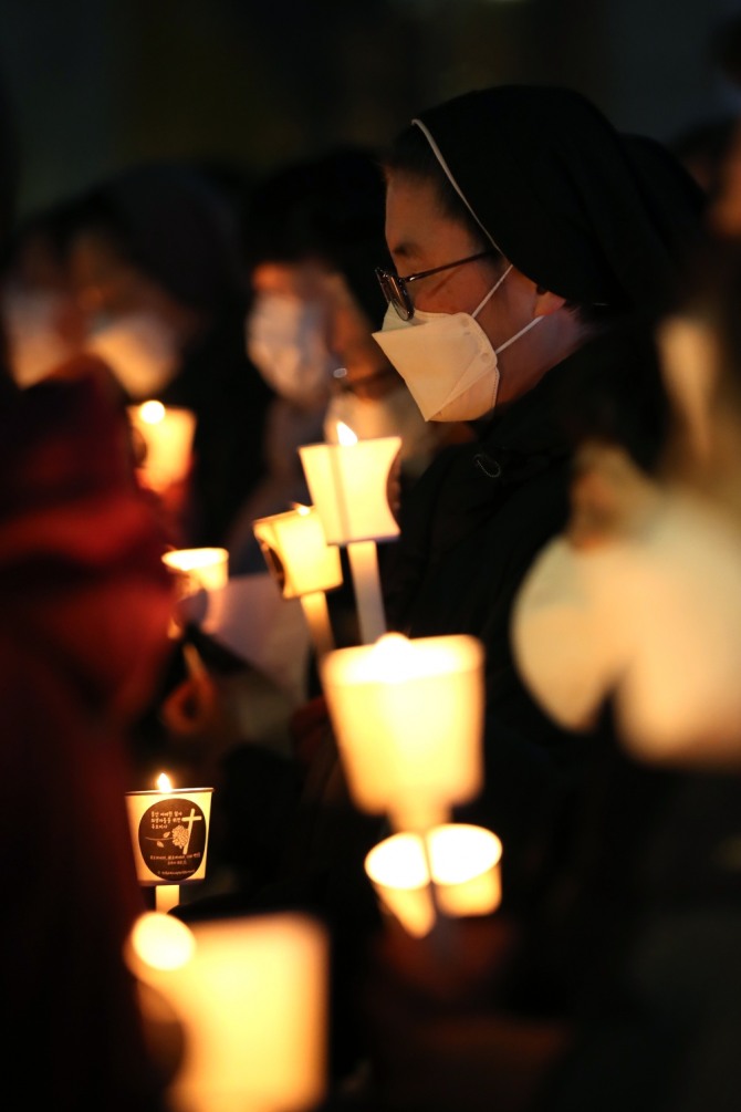 천주교정의구현전국사제단 사제들과 시민들이 지난 14일 서울 중구 파이낸스센터 앞에서 '용산 이태원 참사 희생자들을 위한 추모미사'를 드리고 있다. 사진=뉴시스