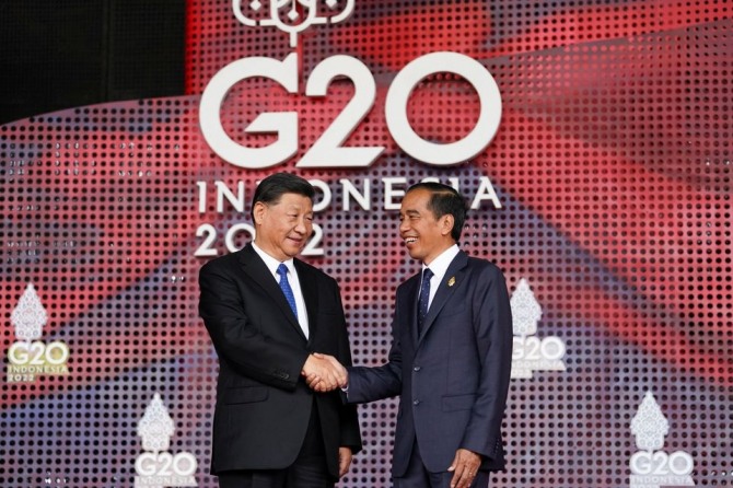 시진핑(習近平) 중국 국가주석이 조코 위도도(Joko Widodo) 인도네시아 대통령과 인사하고 있다. 사진=로이터