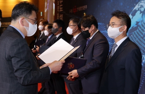 산업통상자원부 최남호 기획조정실장(왼쪽)이 제이브이엠 이동환 전무에게 국무총리 표창을 전달하고 있다. 사진=제이브이엠.