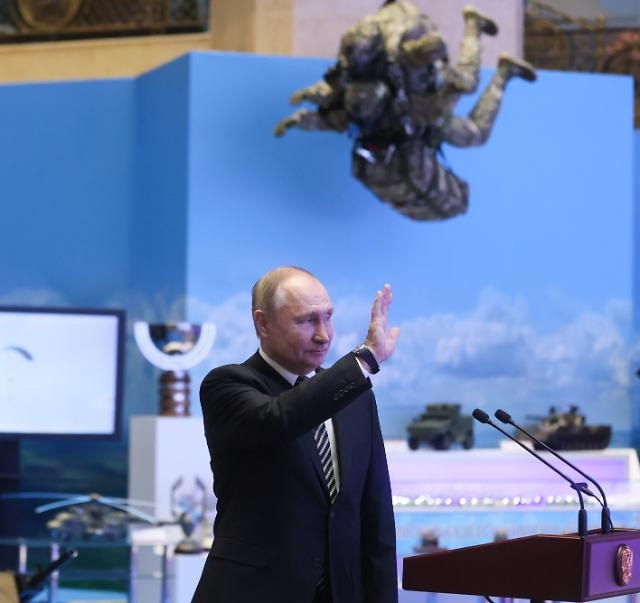 블라디미르 푸틴 러시아 대통령이 지난해 12월23일(현지시간) 수도 모스크바에 있는 모스크바 마네쥐 전시장에 정례 연말 기자회견을 열기 위해 입장하고 있다. 사진=EPA연합뉴스