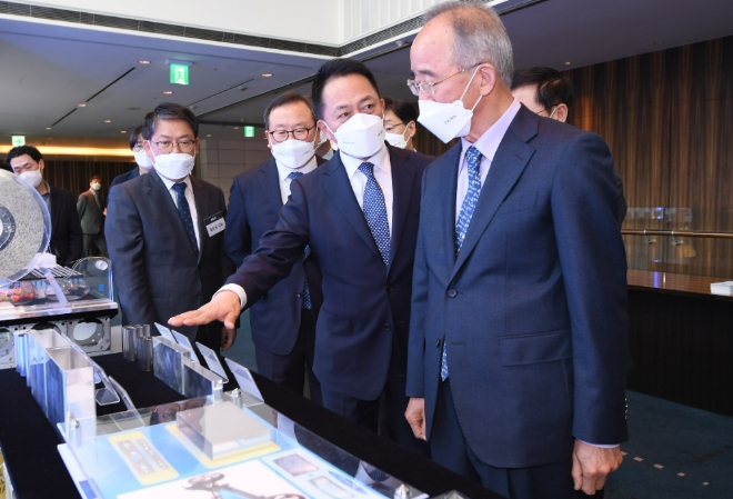 지난 15일 수원 라마다 프라자 호텔에서 열린 '2022년 삼성SDI 동반성장Day'에서 최윤호 삼성SDI 대표이사 사장(오른쪽에서 두번째)이 오영교 동반성장위원회 위원장(오른쪽에서 첫번째)에게 파트너사가 전시한 제품들에 대해 설명하고 있다. 사진=삼성SDI