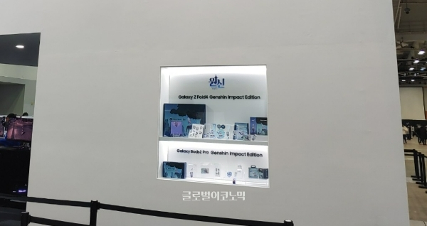 지스타 2022 제2전시관 호요버스 부스에 설치된 갤럭시 스마트폰 '원신' 에디션들의 모습. 사진=이원용 기자