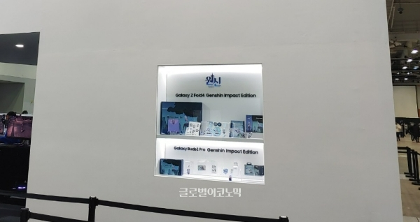 지스타 2022 제2전시관 호요버스 부스에 설치된 갤럭시 스마트폰 '원신' 에디션들의 모습. 사진=이원용 기자