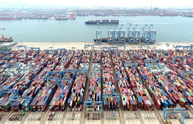 중국 산둥성 칭다오 항구 내 적재된 컨테이너 및 정박한 화물선.  사진=로이터