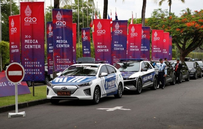 주요 20개국(G20) 정상회의가 열렸던 11월13일 인도네시아 발리의 회의장 앞에 주차된 전기차. 사진=로이터