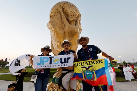  지난 20일(현지 시각) 에콰도르 팬들이 경기 전 경기장 밖 월드컵 복제품 앞에서 포즈를 취하고 있다. 사진=로이터
